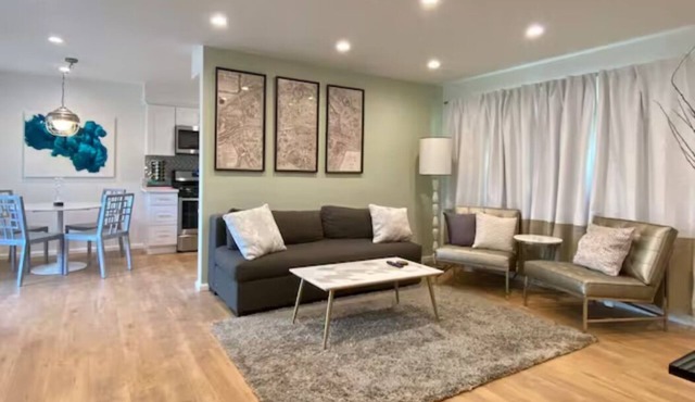 Modern 2/2 Glendale Condo, Parking, Washer/Dryer in Glendale