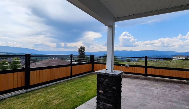 Modern and spacious 2 beds and 2 baths suite with fantastic view for 1-5 guests in Kelowna
