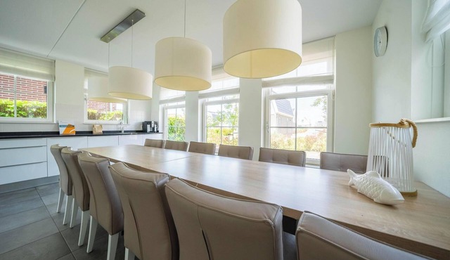 Modern bungalow with 6 bedrooms and terrace in Uitdam