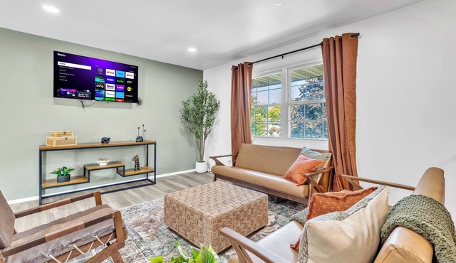 Modern Spacious 4BR Home Near Chicago Sleeps 10 Family & Pets Friendly in Westmont