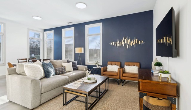 Modern Townhome 2 mi. South of Downtown, Broadway Ave, Nissan Stadium- Sleeps 8 in Nashville