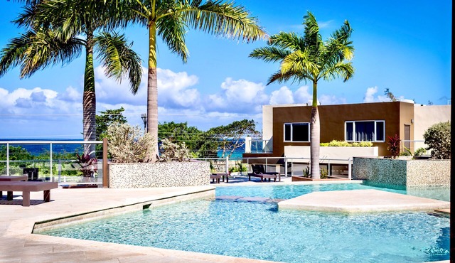 Nautical Homes 2, Ocean Front/View, Free Wifi, A/C, Hot Tub, BBQ Grill. Balcony in Montego Bay