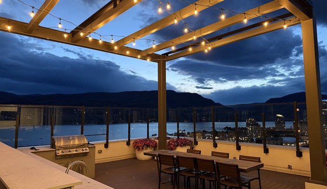 New DT Condo King Bed, Massage Chair, Lake Access @Brooklyn 1711 in Kelowna