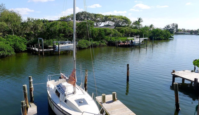 Newly Renovated Sea Breeze Cottage with Private Dock, Easy Access to Bimini Bay in Anna Maria