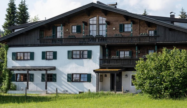 Nice apartment with sunny terrace, ski bus around the corner in Kitzbühel