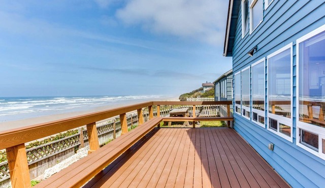 Oceanfront home with hot tub! Near Yachats! Dog Friendly! in Yachats