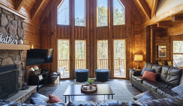 ❤️ of Hocking Hills 🌲 Hot Tub, Wifi, Close to Trails + Caves, 11 Secluded Acres in South Bloomingville