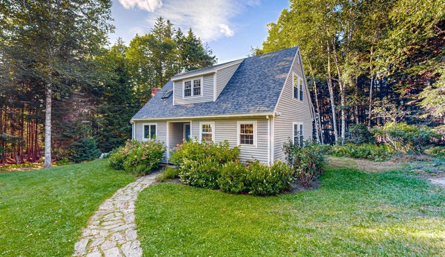 Open and spacious riverfront retreat, dog-friendly in St. George