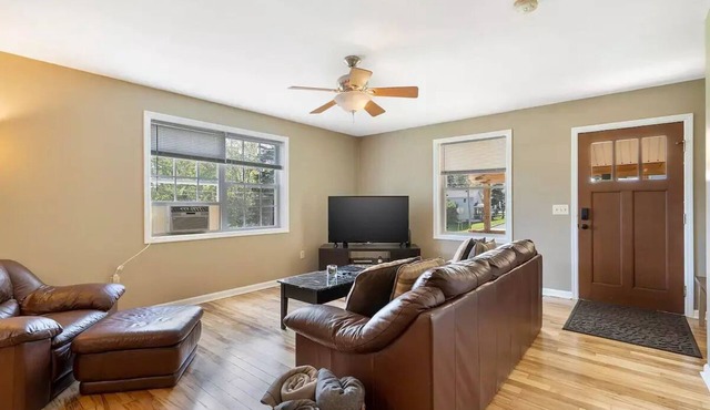 Open Concept/Spacious/Private/Modern/Hardwoods in Oswego