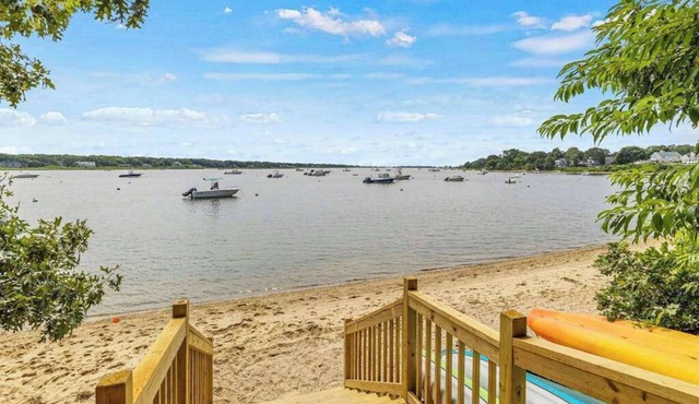 Peaceful Great Pond getaway with private yard, patio, AC & family-friendly games in Falmouth