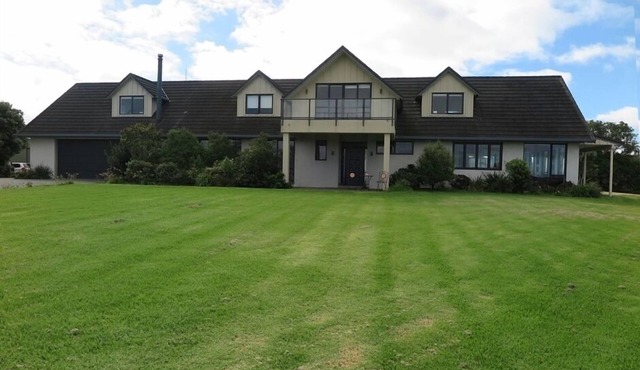 Peaceful, beautiful setting for this spacious, convenient and modern Lodge in Tawharanui Peninsula