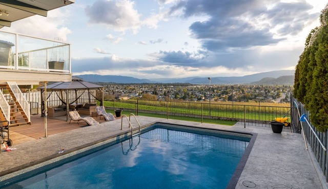 Perfect retreat * LEGAL BNB * 4 rooms on site. Group bookings available. in Kelowna