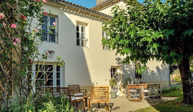 Petit Est Eco Cottage in large private garden near Saint-Émilion in Blasimon