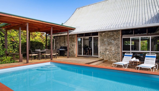Pool, backyard retreat, free WIFI, walking distance to the beach & restaurant in Pacific Harbour