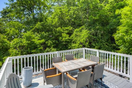 Private Deck & City Views! Spacious Cincinnati Apt in Cincinnati