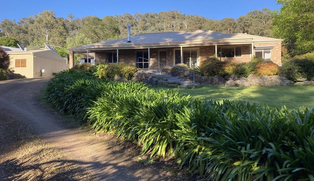 Private home on large block with gorges mountain views in Tawonga South