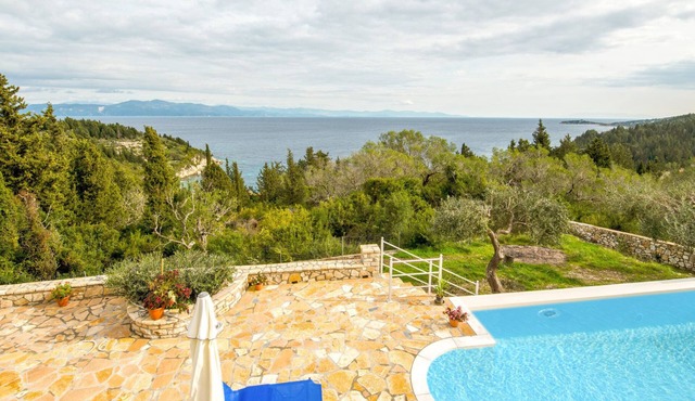 Private Pool, Walk to Beach, Stunning Sea View, A/C, WiFi in Longos