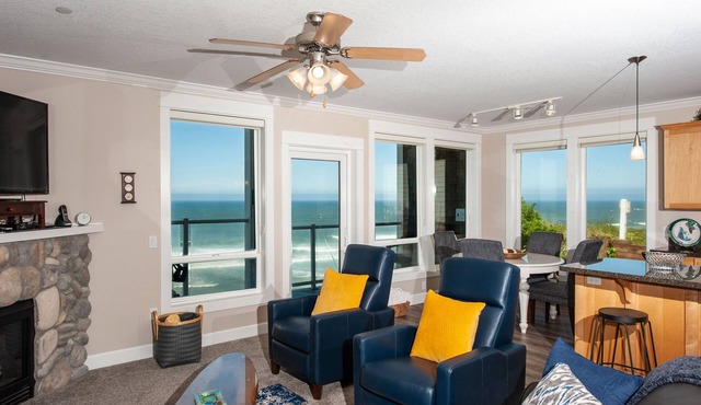 Promo! Second Floor Corner Condo, Oceanfront, Private Hot Tub, Pool, Wifi in Lincoln City