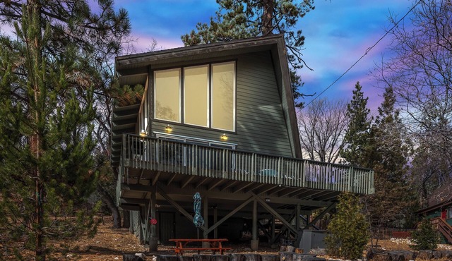 Quiet Fawnskin Cabin - Onsite sledding hill for families in Fawnskin