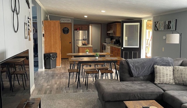 Quite, private 4 bed room 2 full bath home located in Newark oh. Sleeps 12. in Heath