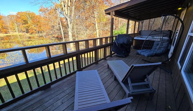 Red Fox Run At Heron Hill Retreat Hot Tub on Lake! in Streetsboro