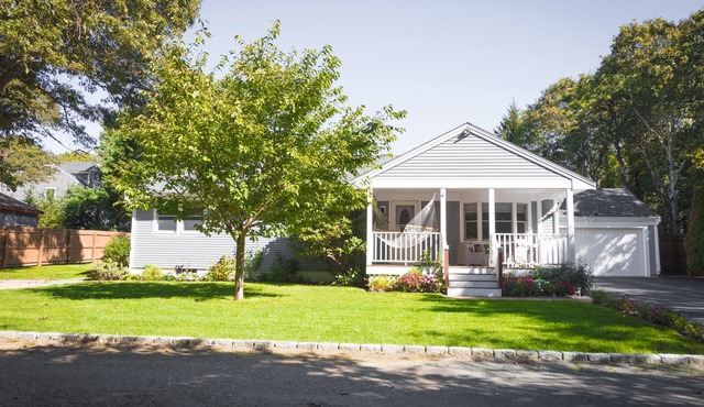 Relax by Oak Bluffs Harbor, enjoy your 3-bedroom East Chip retreat in Oak Bluffs