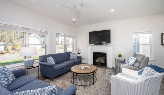 Resort style community, heated pools, club house, game room, 15 mins to beaches. in Arundel