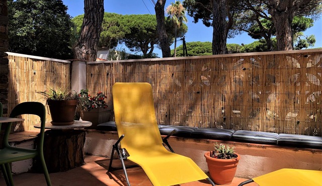 Romantic apartment 2 rooms 150m beach in villa, terrace, garden, private parking in Hyères