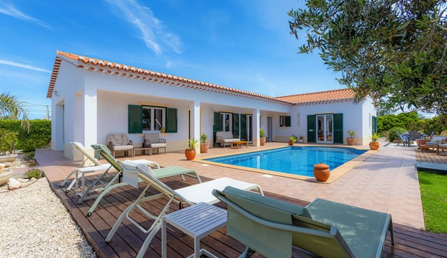 Rustic Chic Villa with solar heated Pool five minutes from the beach! in Aljezur