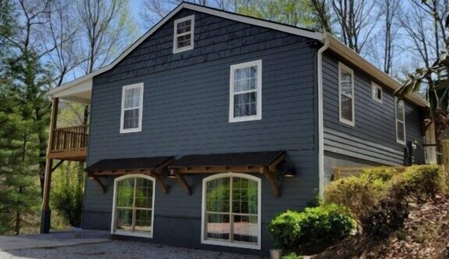 Scenic 5BR Mountain Home with Games Room & Pet-Friendly in Hendersonville