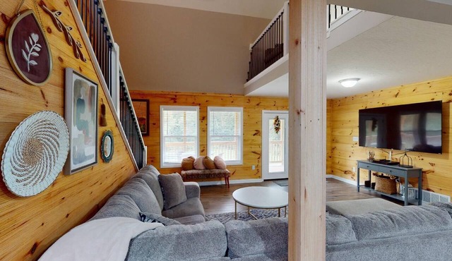 Secluded modern cabin, with hot tub in Logan