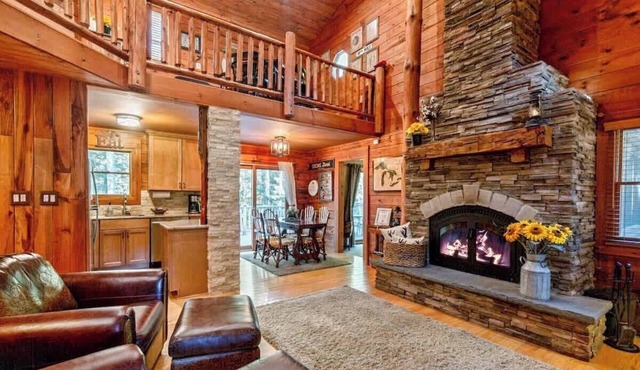 Secluded Torch Lake Cabin, 3BR, Sleeps 8, Firepit in Bellaire