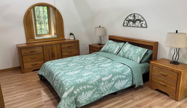 Sherwood Forest Treetop Sanctuary! 1-bdrm apt. just 5 miles from Lake Geneva! in Genoa City