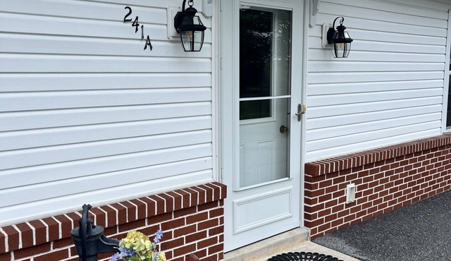 Spacious 2-bedroom cottage ideal for Scrapbooking and Quilting retreats. in Bird in Hand