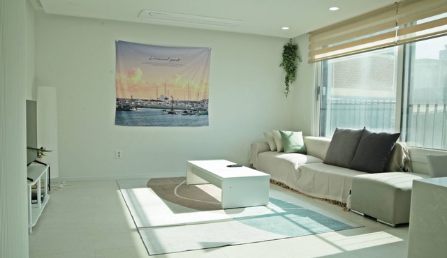 Spacious 3BR Near Olympic Park, Sleeps 7 with 2 Baths in Seoul