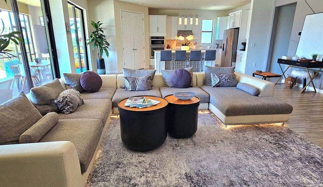 Spacious 5BR Poolside Retreat/Heated Pool/Lake view/Sleeps 10-12 in Fort Myers