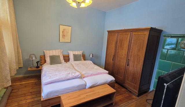 Spacious apartment for up to 4 people in Wansdorf in a listed building in Schönwalde-Glien
