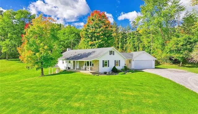 Spacious Keuka Lake Gem, BBQ, Firepit, Gameroom in Penn Yan
