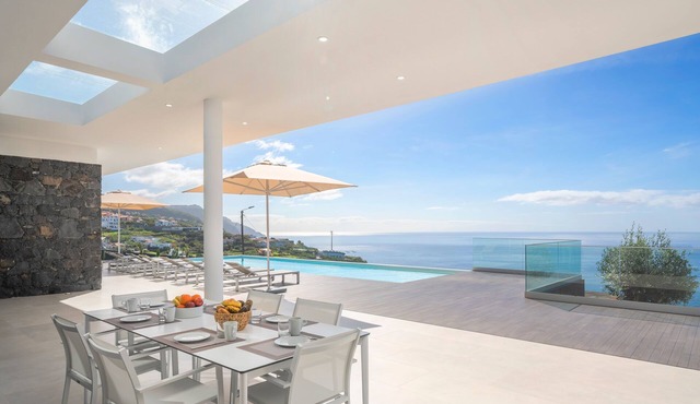 Spacious premium villa in Calheta | Ocean Panorama in Estreito da Calheta