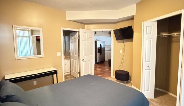 Spacious Waterfront Condo! Walk to Downtown in Kelowna