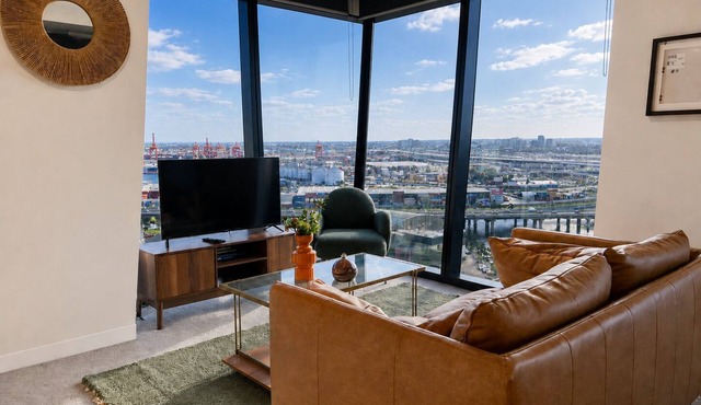 Starlight. Docklands Views, Pool, Jacuzzi, Free Tram in Docklands