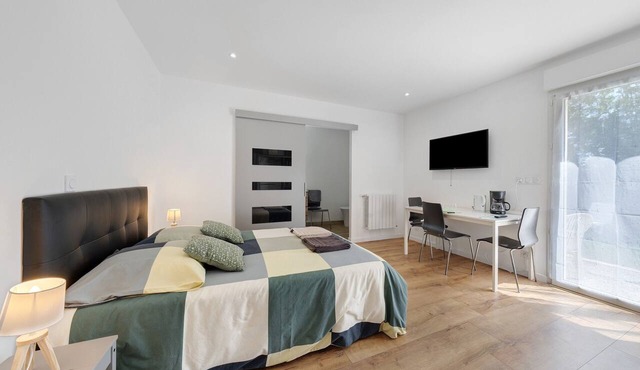 Studio Apartment '1' with Private Terrace, Shared Garden and Wi-Fi in Hanvec