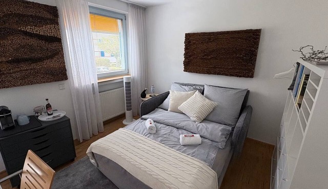 Studio Apartment 'Wohnen Mit Kunst in Koeln' with Wi-Fi in Cologne