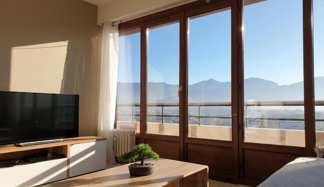 Studio avec une belle vue panoramique sur Chambéry ! in Chambéry