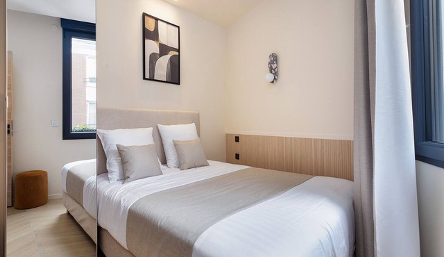 Studio-Wet room-City view in Boulogne-Billancourt