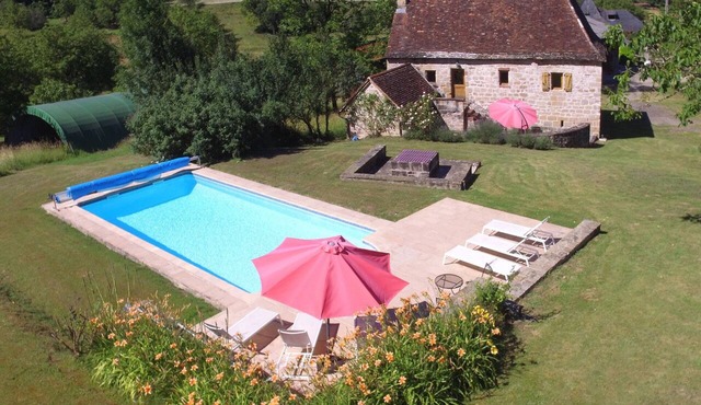 Stunning 3 bedroom farmhouse with private heated pool in Meyssac