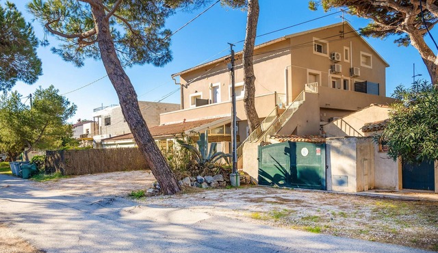 Stunning apartment in Hyères with WiFi in Hyères