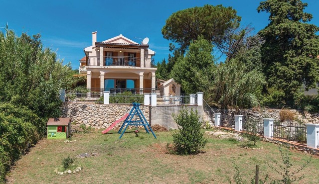 Stunning home in Preko with kitchen in Preko