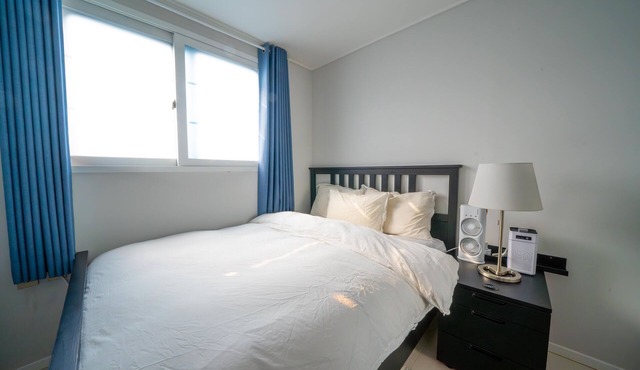 Stunning Luxury Apartment! Super close to restaurants & bars, subways & buses! in Seoul