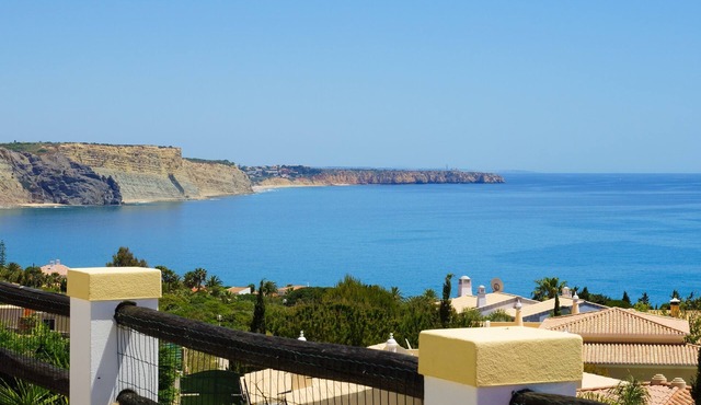 Stunning luxury villa, heated pool, a/c, panoramic sea views, WiFi, BBQ, gardens in Montinhos da Luz